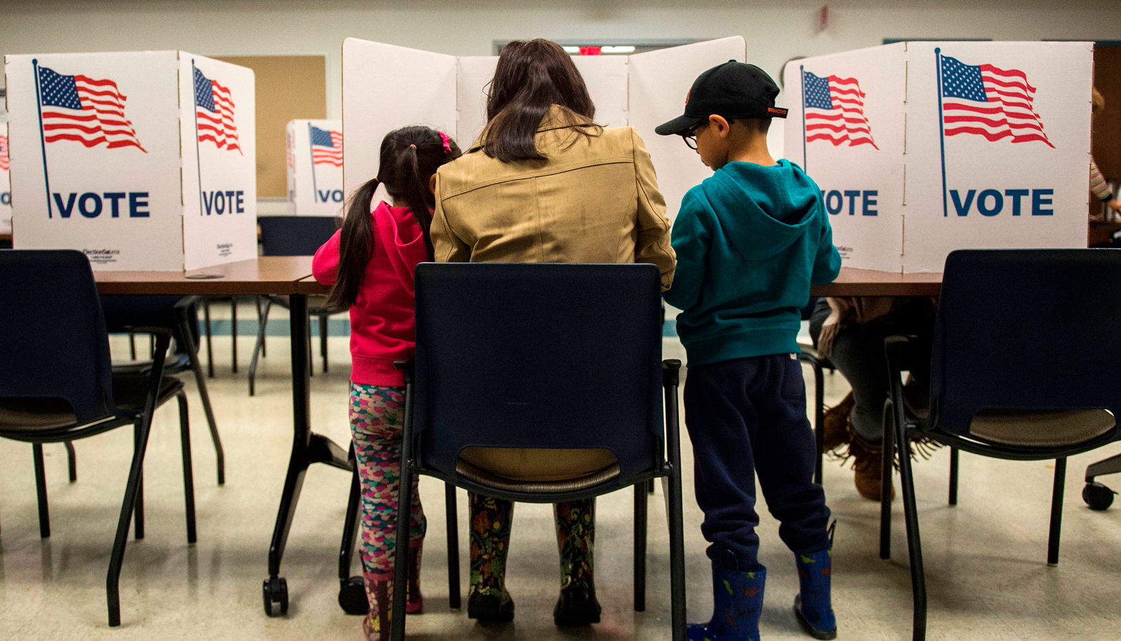 Children accompany voting woman