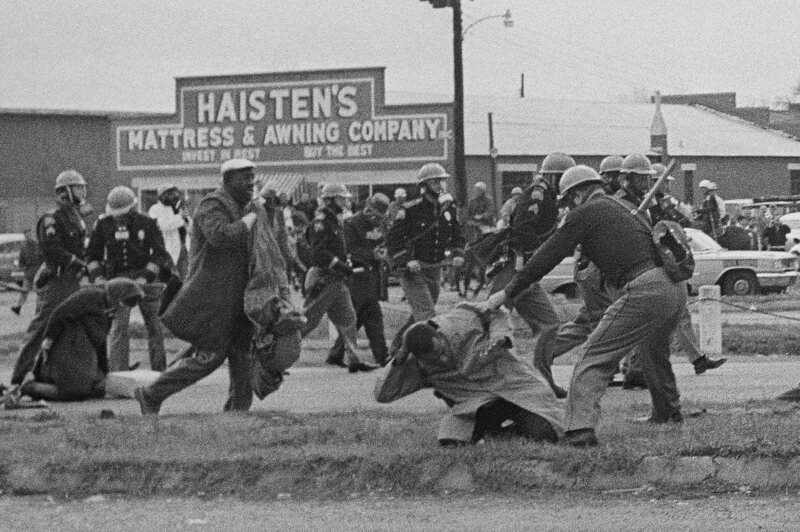 John Lewis recibe una paliza a la entrada del puente Edmund Pettus en Selma, Alabama.  