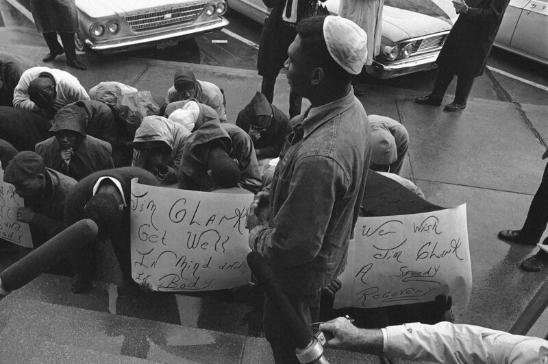 La foto de la primera plana de la edición del 13 de febrero de 1965 del New York Times muestra a estudiantes de raza negra rezando en medio de la lluvia por la salud del alguacil Jim Clark. 