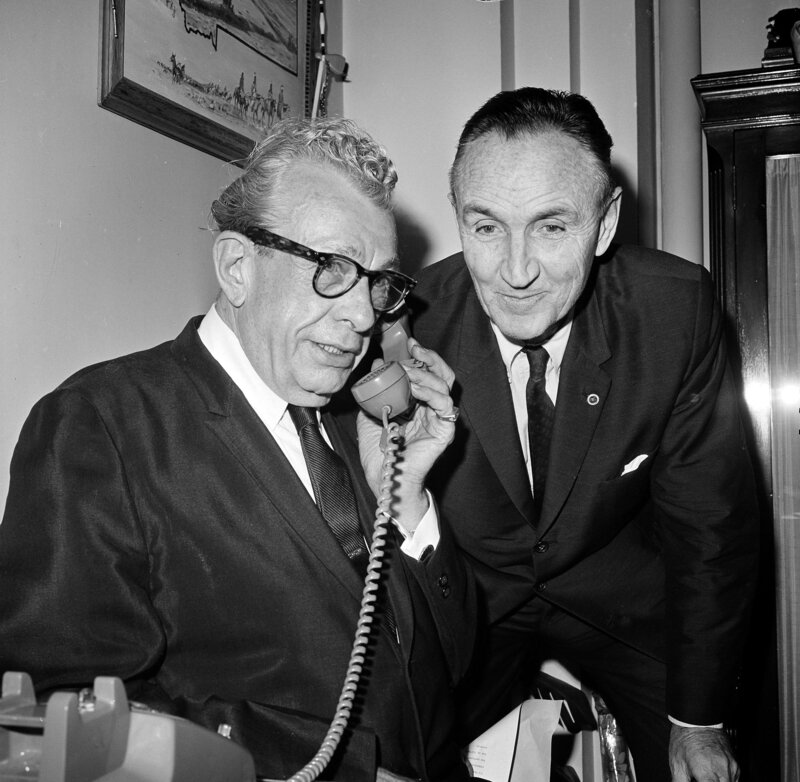 Mike Mansfield, demócrata y líder de la mayoría del Senado, y Everett Dirksen, republicano y líder de la minoría del Senado. 