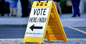 Vote here/aqui sign