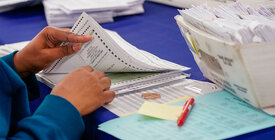 Funcionario electoral contando votos