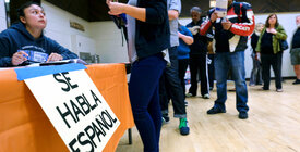 Personas votando en español