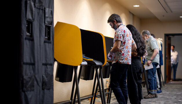 Estadounidenses votando en las urnas.