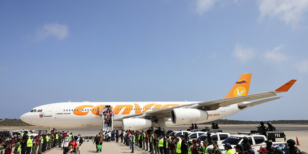A plane carrying Venezuelans deported from the US to El Salvador
