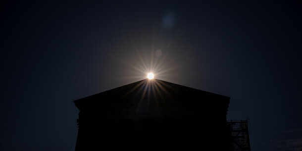 Sun rises over Supreme Court building 