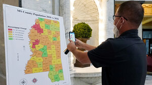 Man takes picture of Mississippi population change map