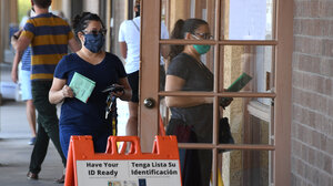 personas en un centro de votación