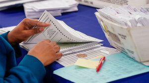 Funcionario electoral contando votos