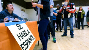 Personas votando en español