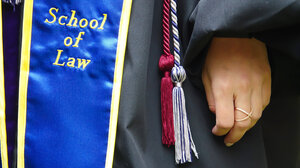 Latina graduada como abogada